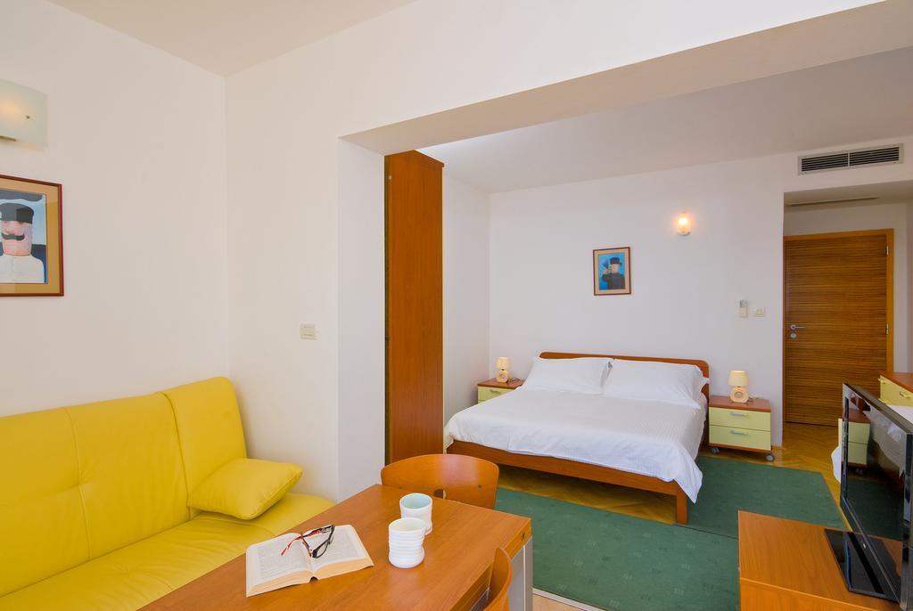 Apartments Villa Medic Brela Exteriör bild