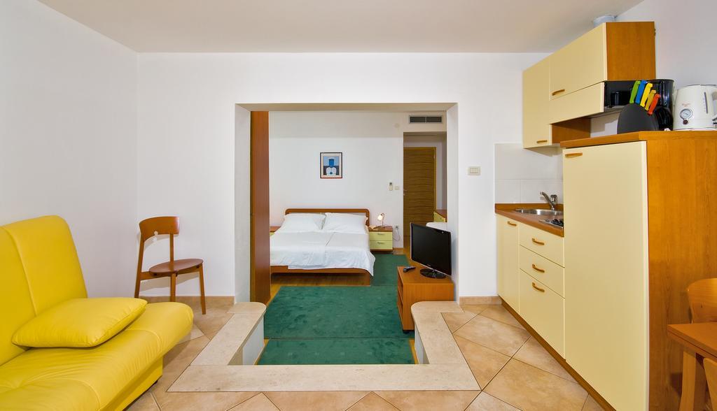 Apartments Villa Medic Brela Exteriör bild