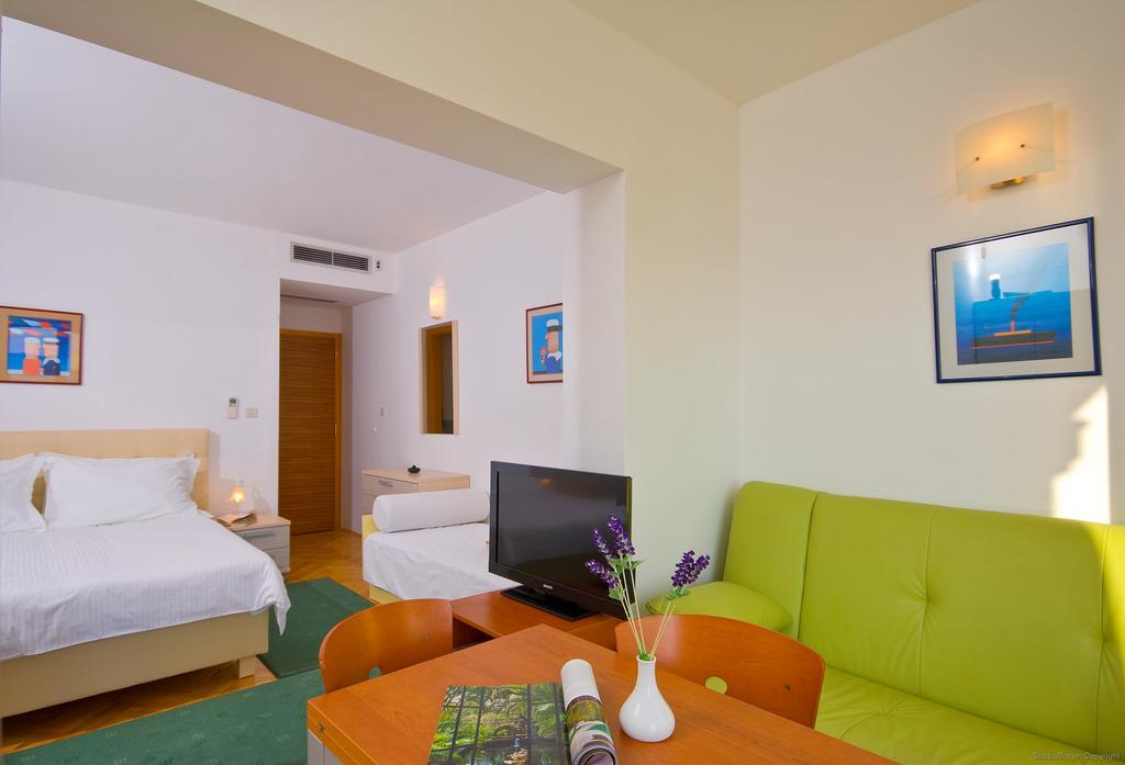 Apartments Villa Medic Brela Exteriör bild